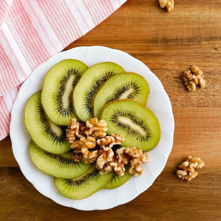 Kiwi fruit and walnuts... a super easy low FODMAP snack of fruit and ...